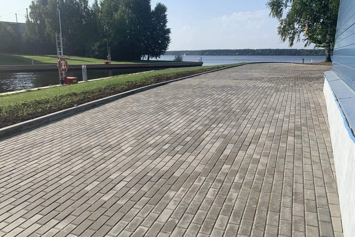 Укладка новой тротуарной плитки на территории яхт клуба