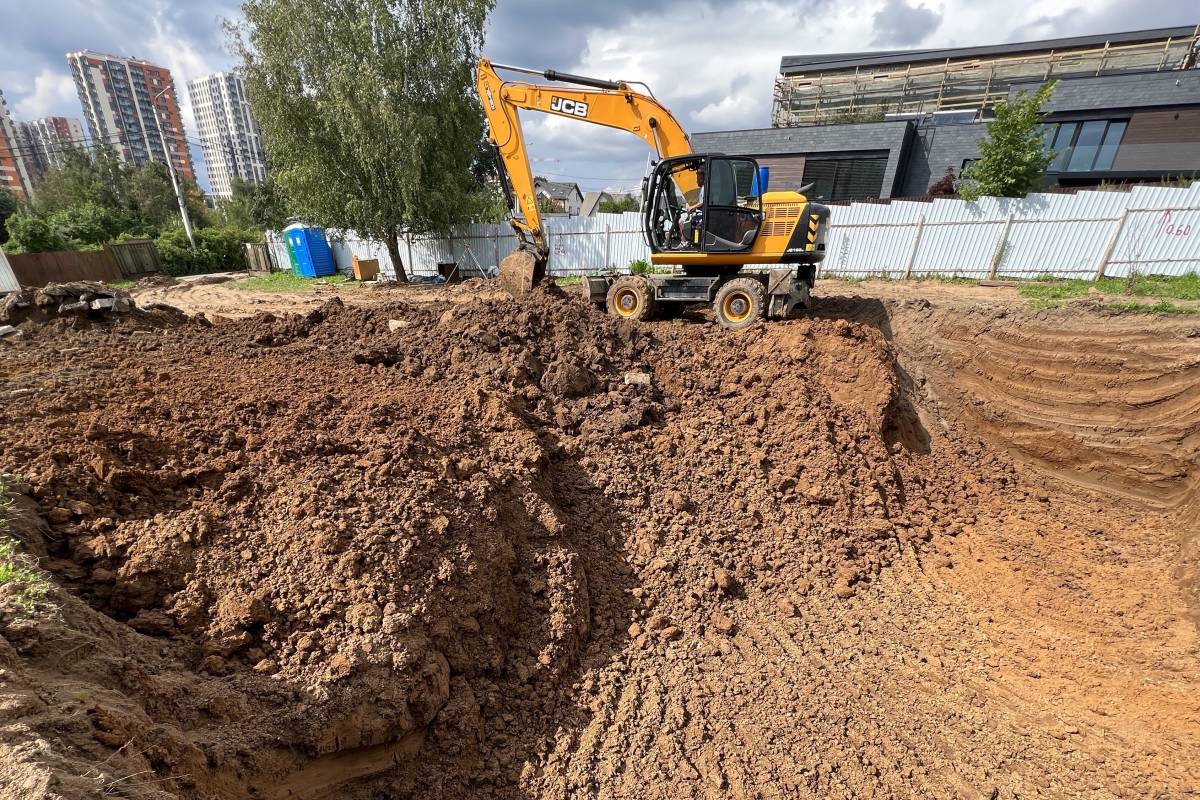 Рытье котлована под строительство частного дома